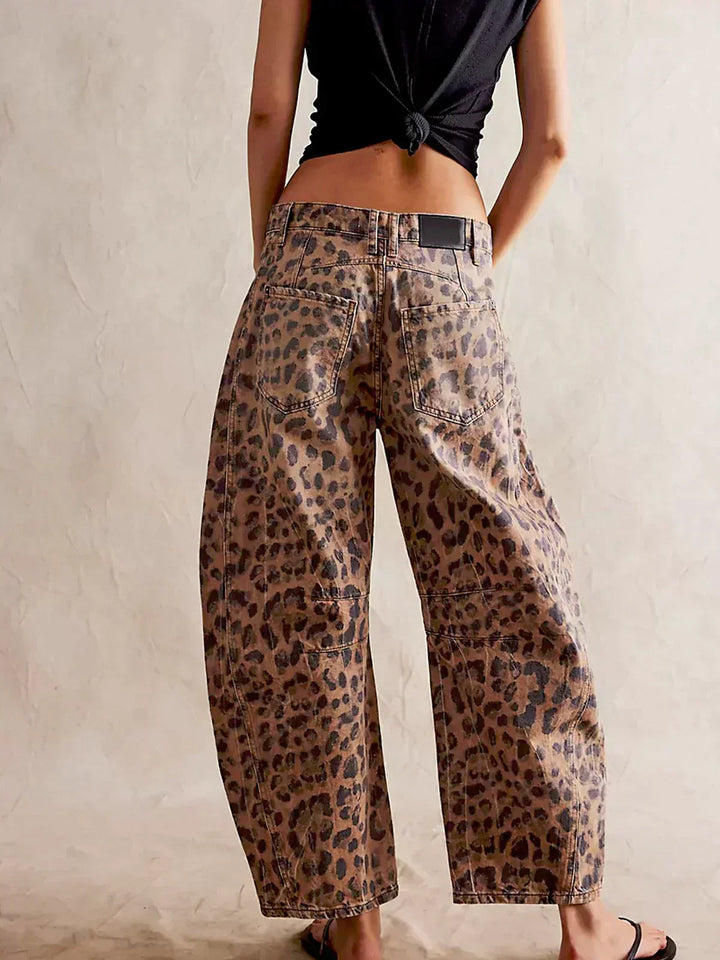 Women’s Jeans with Button Closure and Front Pockets